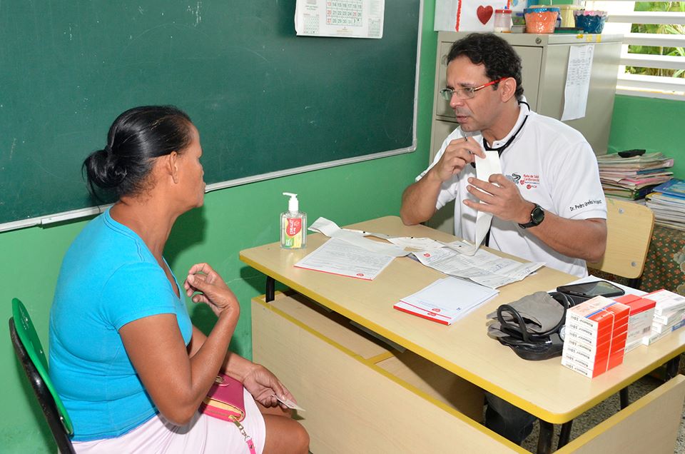 2.-Dr_Pedro_Ureña_en_consulta_con_paciente.jpg