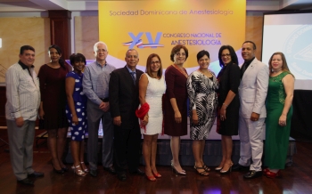 Foto_Nurys_Reyes_presidenta_de_la_Sociedad_de_anesteciologia_RD_junto_ademas_miembros_de_la_directiva_thmub.jpg