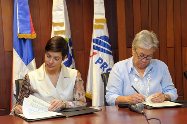 Ministra_de_Salud_firma_el_documento_con_Yolanda_Martinez.jpg