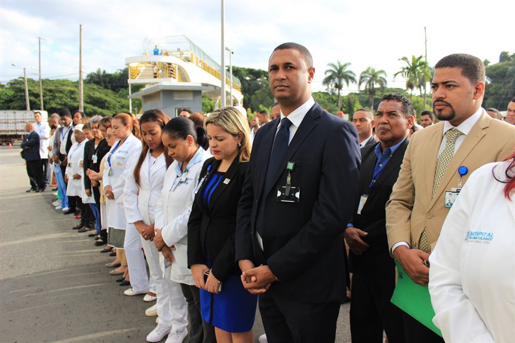 El_doctor_Amaury_García_Silverio_y_parte_de_los_colabores_del_Hospital_Ney_Arias_Lora_durante_acto_Guardia_de_Honor_a_la_bandera_nacional.jpg