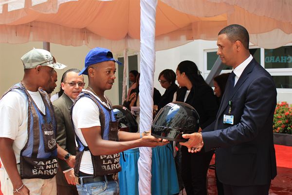 Momento_en_que_el_director_del_Hospital_Ney_Arias_Lora_hacía_entrega_de_casco_protector_a_un_motoconchista_de_SDN.JPG