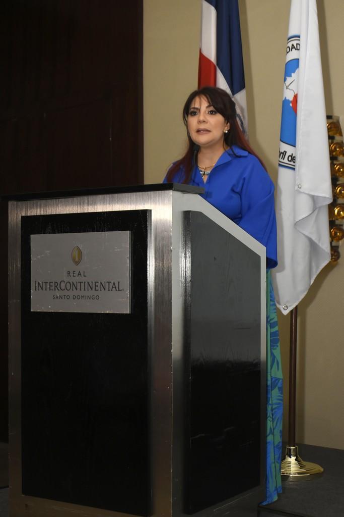 Dra._Claudia_Almonte_en_exposición.JPG