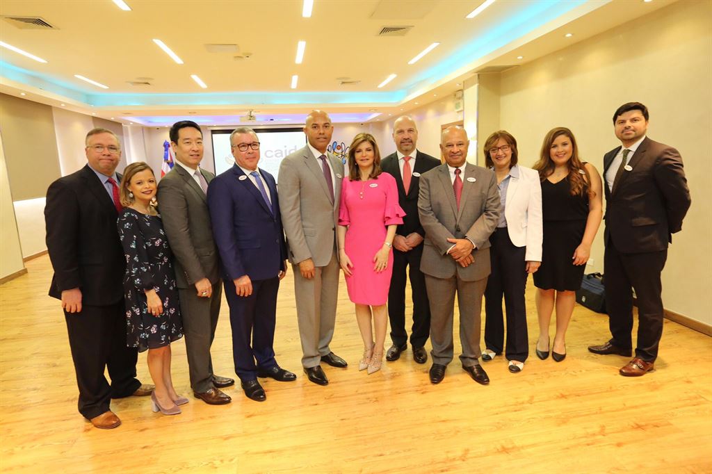 FOTO_PRINCIPAL-_Mariano_Rivera_con_delegación_del_Presbyterian_Hospital_en_en_el_CAID_1.jpeg