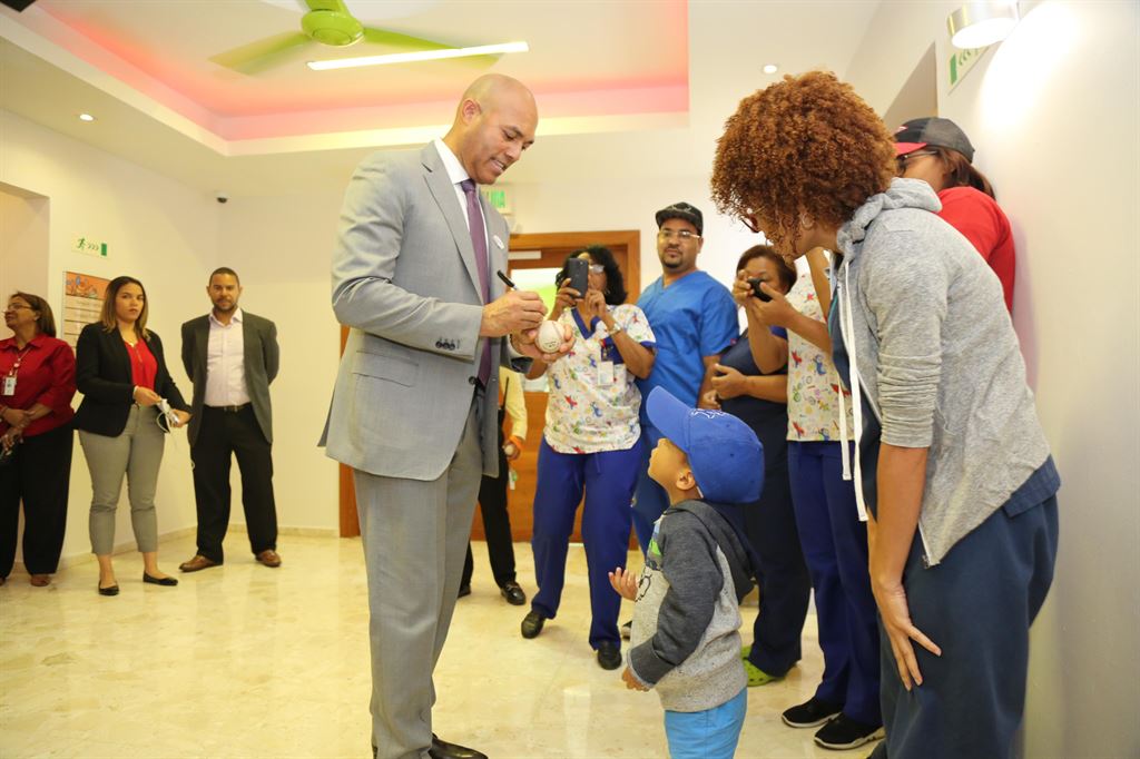 Mariano_Rivera_autografiando_pelota_a_niño_durante_su_visita_al_Caid.JPG