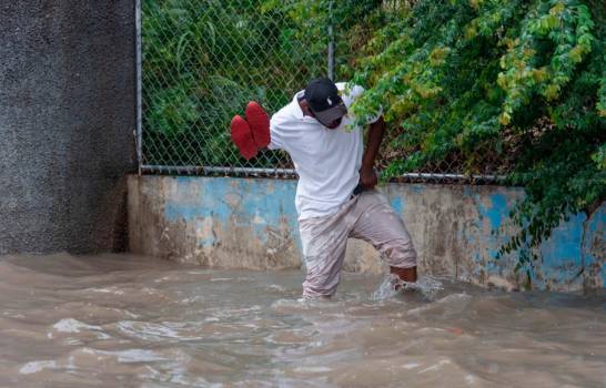 inundaciones-jhon-escalante-en-una-de-las-calles-del-distrito-nacional_14623361_20200822164528.jpg