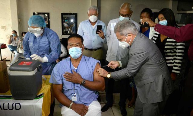 eda688fd-colegio-medico-dominicano-se-une-a-jornada-de-vacunacion-contra-el-coronavirus-dp-1-6039989772bc4-640x384.jpg