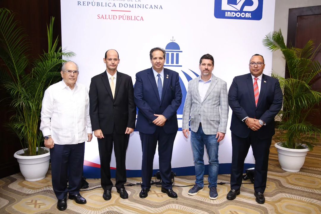 Dr. Jesús Feris Iglesias (Superintendente de Salud y Riesgos Laborales), Dr. Alejandro Cambiaso, (presidente de la Asociación Dominicana de Turismo de Salud), Víctor Atallah, (ministro de Salud Pública), Jonathan Edelheit, (presidente y cofundador de la Asociación de Turismo Médico), Ing. Lorenzo Ramírez (Director General del Instituto Dominicano para la Calidad)