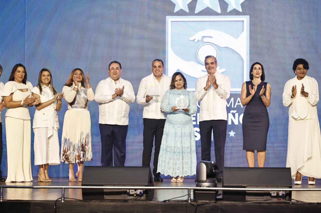 Egresados del Robert Reid Cabral donan equipos para unidad pulmonar del hospital