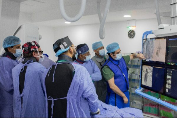 Implantan prótesis cardiovascular en el HOMS