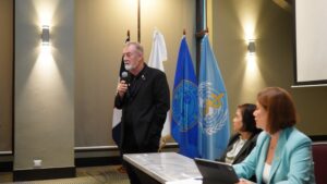  El director de Epidemiología, Ronald Skewes, destacó que esta actividad forma parte de las acciones del Ministerio de Salud para mejorar el sistema de salud y el bienestar de las personas usuarias de los servicios de salud. “Creemos que quienes están preparados, pueden resolver cualquier situación. Por eso hemos citado a todos los actores del sistema nacional de salud para revisar, aprender y fortalecernos a partir de las lecciones aprendidas de la Covid-19”, agregó.