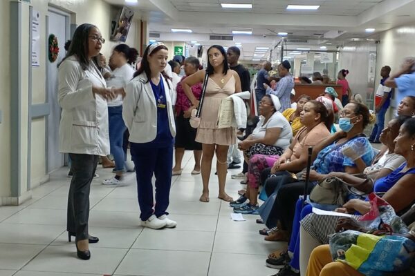 Realizan charla preventiva de cáncer de mama en el Moscoso Puello