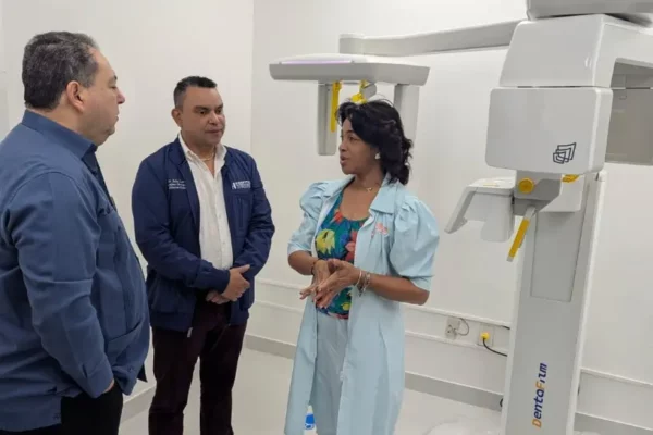 Ney Arias inaugura nueva unidad tomografía y RX