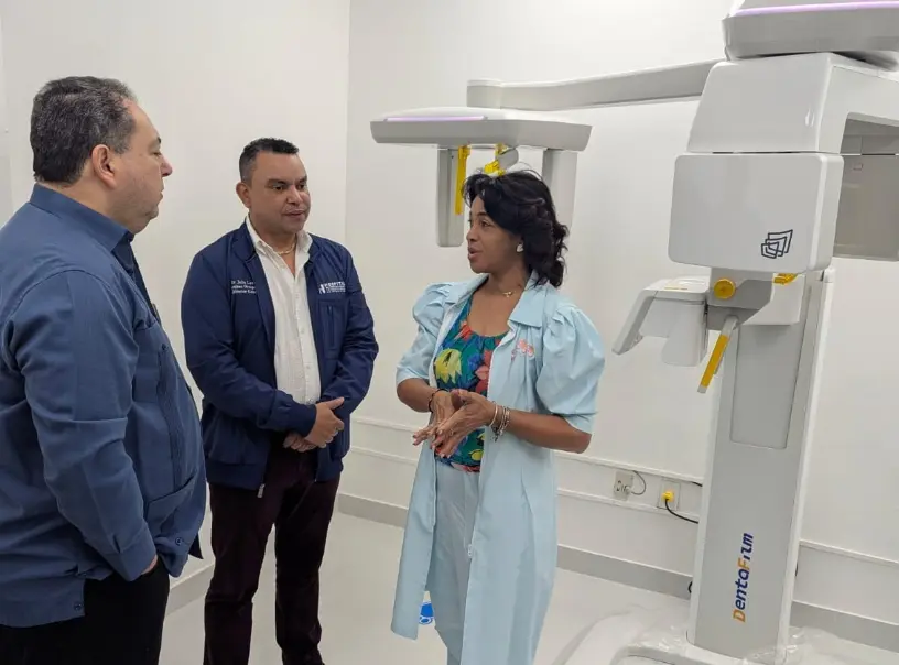 Ney Arias inaugura nueva unidad tomografía y RX