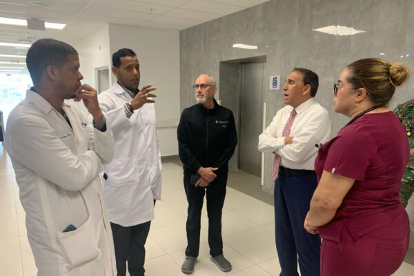 Cruz Jiminián visita al director del Hospital Mario Tolentino Dipp