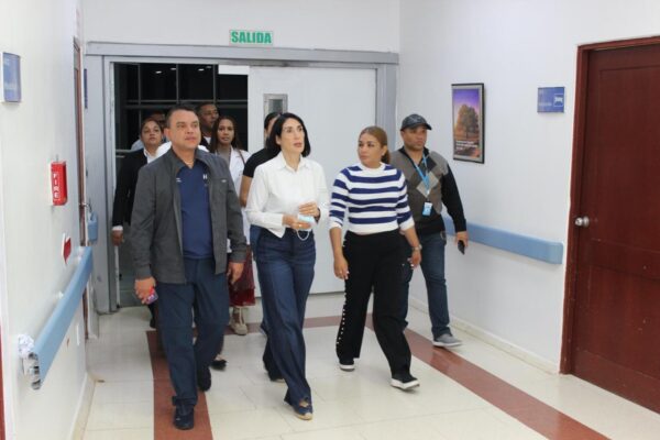 Primera Dama visita pacientes ingresados en el Ney Arias Lora